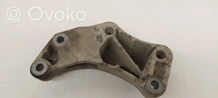 Opel Corsa D Kita variklio skyriaus detalė 