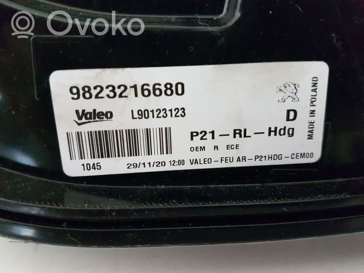 Peugeot 208 Lampa tylna 9823216680