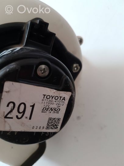 Toyota Prius (XW20) Hybridi-/sähköajoneuvon akun puhallin 8713047070