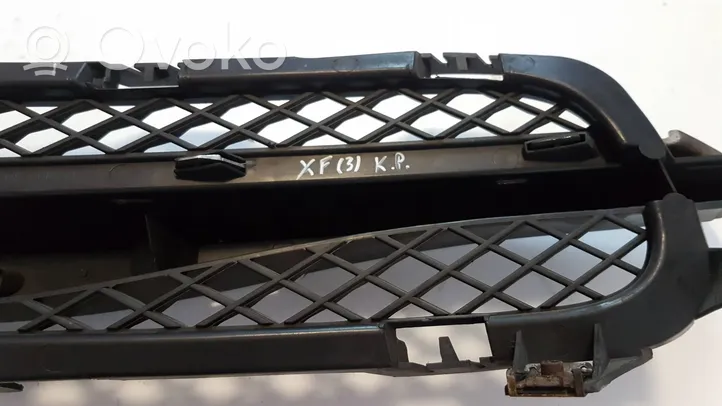 Jaguar XF Grille inférieure de pare-chocs avant 8X2315K233BC