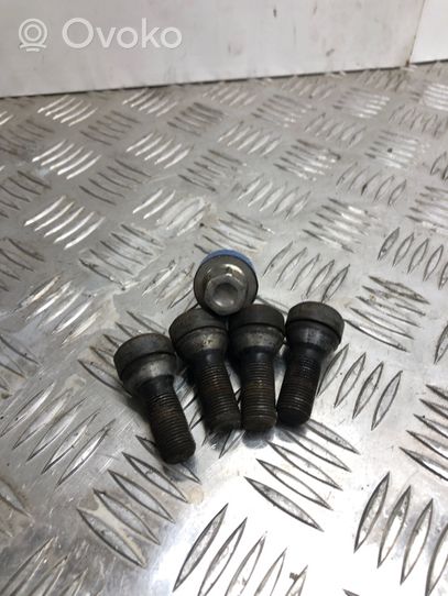 BMW 5 F10 F11 Anti-theft wheel nuts and lock 