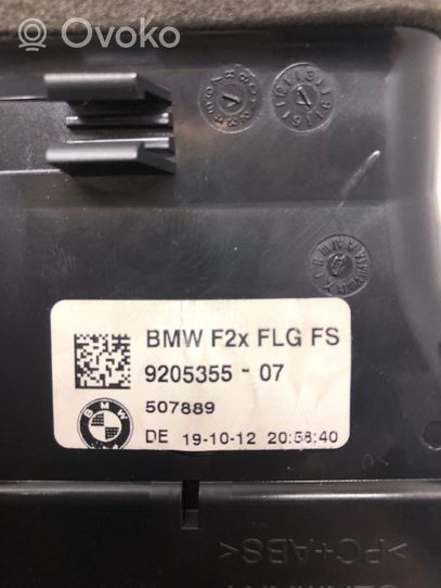 BMW 1 F20 F21 Boczna kratka nawiewu deski rozdzielczej 9205355