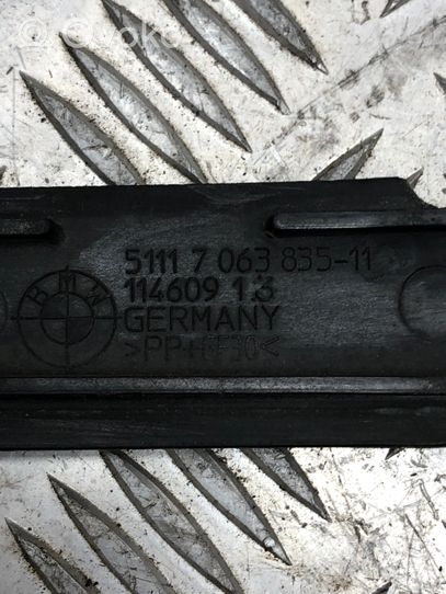 BMW 5 E60 E61 Modanatura separatore del paraurti anteriore 7063835