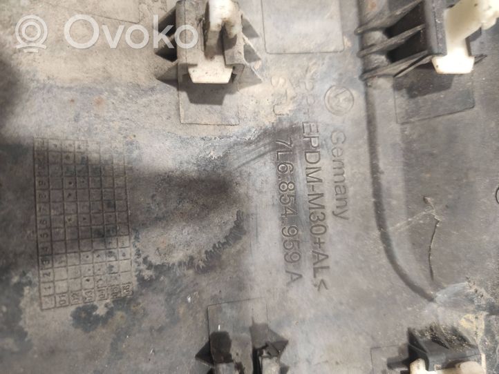 Volkswagen Touareg I Panel wykończeniowy błotnika 7L6854959A