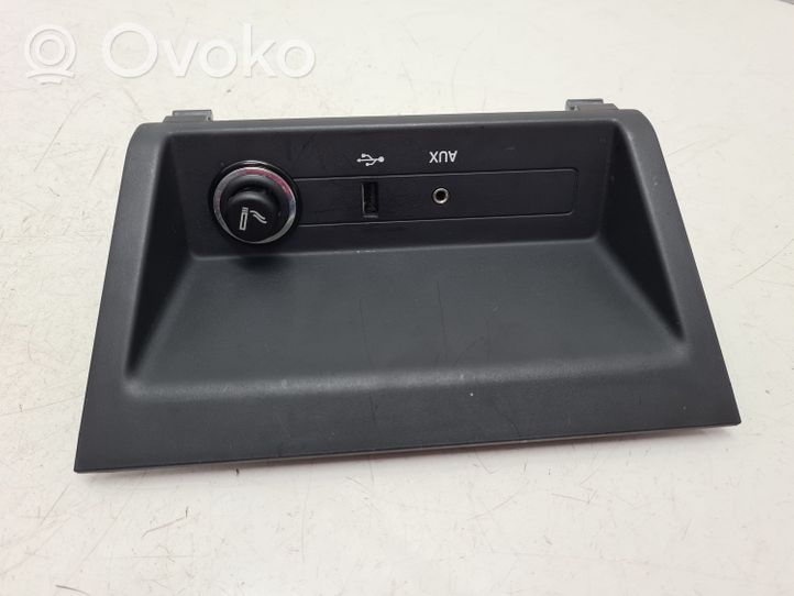 Skoda Fabia Mk3 (NJ) Connecteur/prise USB 6V0857367A