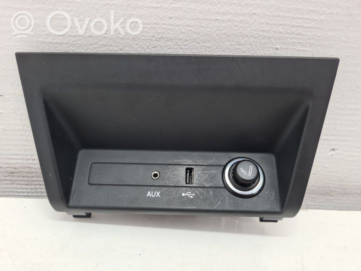 Skoda Fabia Mk3 (NJ) Connecteur/prise USB 6V0857367A