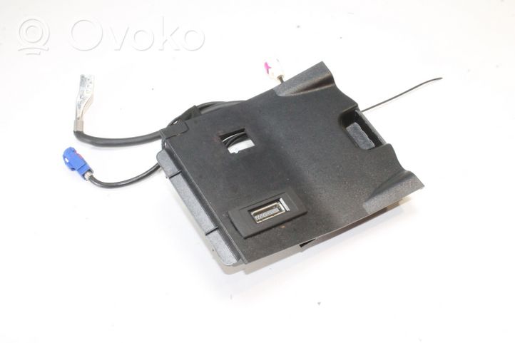 Mercedes-Benz A W176 Câble adaptateur AUX A2468230411