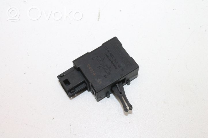 Mercedes-Benz SLK R171 Relé de la luz de advertencia A0025424219