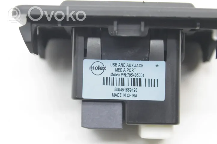 Nissan Note (E12) Connettore plug in AUX 795405004