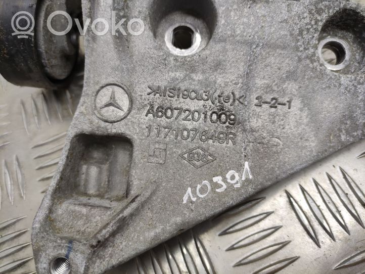 Mercedes-Benz A W176 Support de générateur / alternateur A607201009