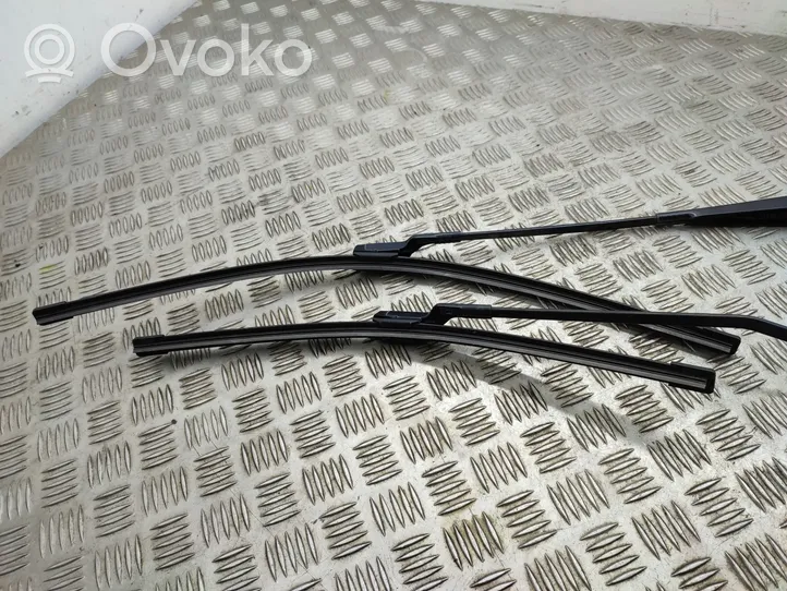 Volvo XC60 Front wiper blade arm 