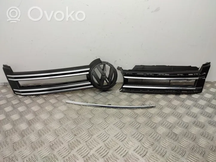 Volkswagen Tiguan Etupuskurin ylempi jäähdytinsäleikkö 5N0853767H