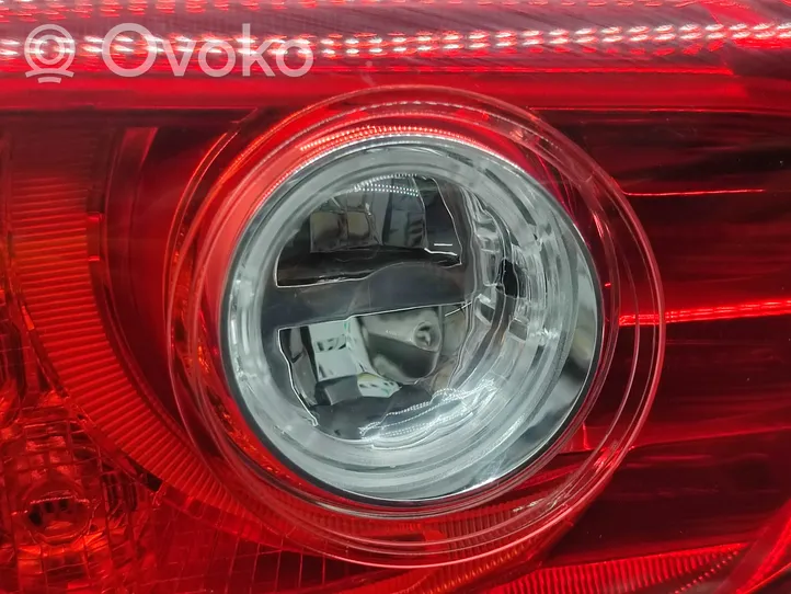 Infiniti Q50 Lampy tylnej klapy bagażnika 