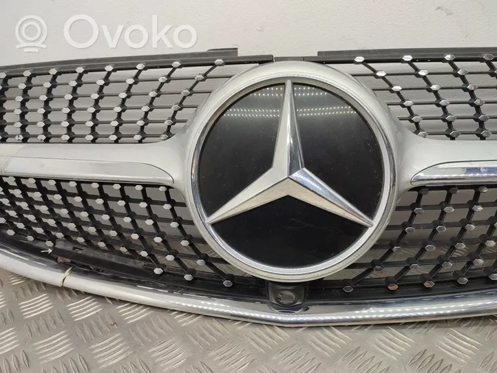 Mercedes-Benz V Class W447 Grille calandre supérieure de pare-chocs avant A0008881600