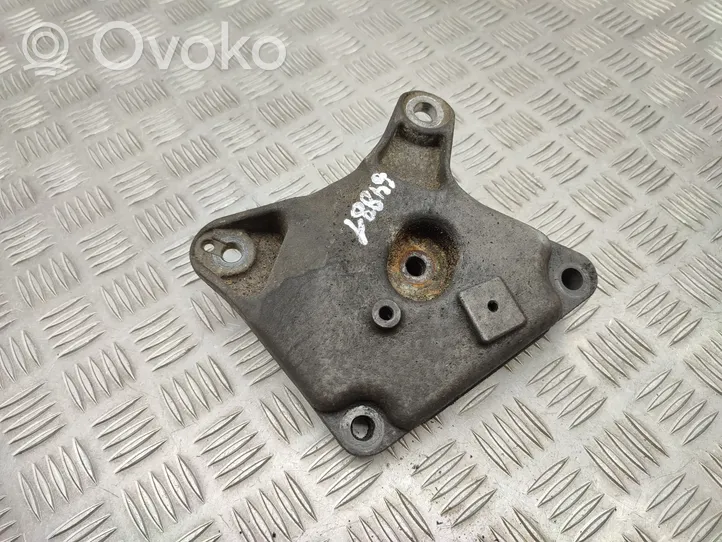 Opel Vivaro Moottorin kiinnikekorvake (käytetyt) 