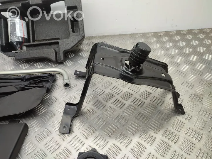 Audi A4 S4 B9 Supporto di montaggio ruota di scorta 8W0802715C