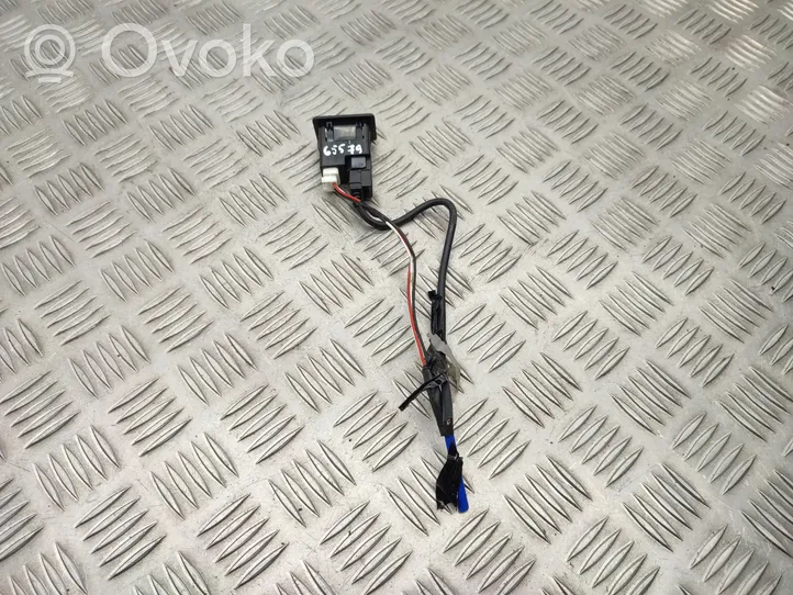 Nissan Qashqai Connecteur/prise USB 795405004