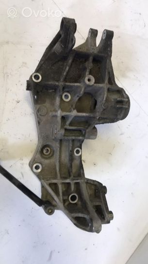 Volkswagen PASSAT B5 Support de pompe de direction assistée 