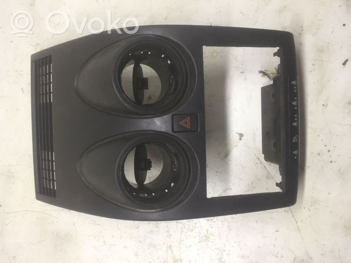 Nissan Qashqai Radion/GPS-laitteen pääyksikön kehys P10381A77100