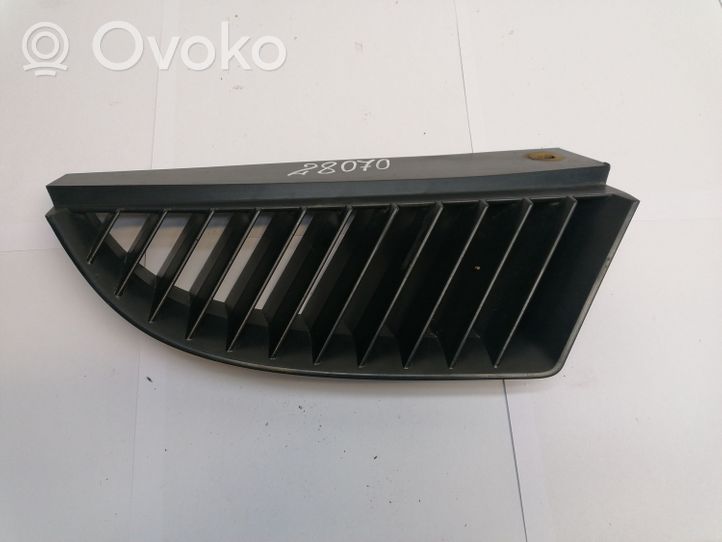 Mitsubishi Colt CZ3 Grille calandre supérieure de pare-chocs avant MN127774