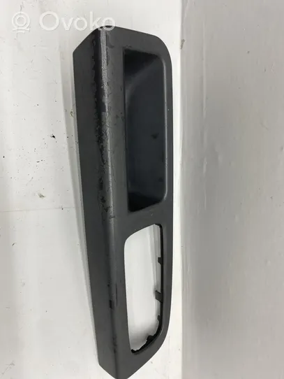 Volvo V50 Ramka przycisków otwierania szyby drzwi przednich 8679473