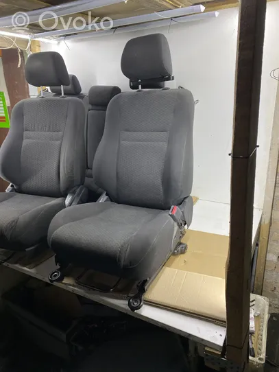 Toyota Avensis T250 Sitze komplett 