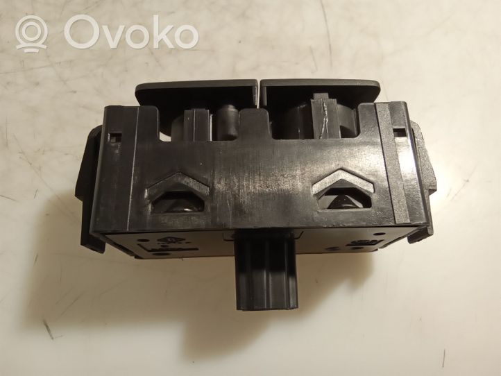 Opel Vivaro Hazard light switch E3160601