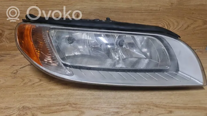 Volvo V70 Lampa przednia 31214354