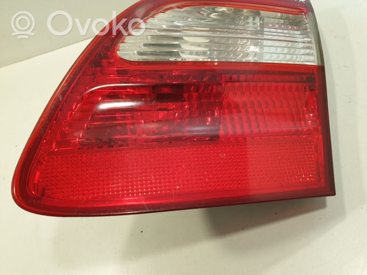 Mercedes-Benz E W211 Luci posteriori del portellone del bagagliaio A2118201464