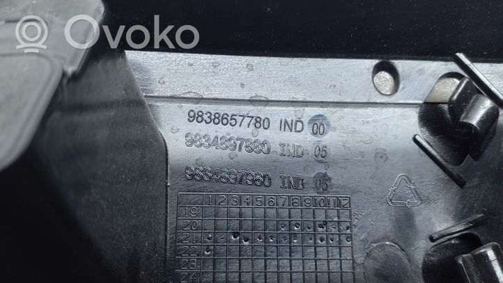 Citroen C4 III e-C4 Takaluukun rekisterikilven valon palkki 9838657780