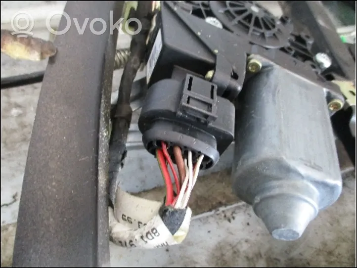 Audi A4 S4 B5 8D Alzacristalli elettrico della portiera anteriore 8D0837462