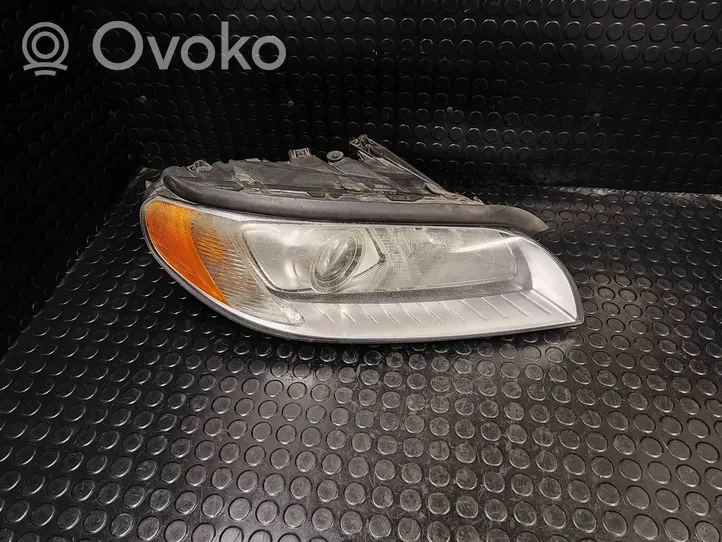 Volvo V70 Lampa przednia 31214348