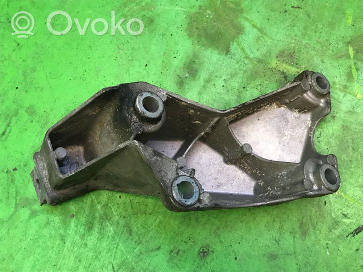 Volkswagen PASSAT B5.5 Engine mounting bracket 8E0199307A