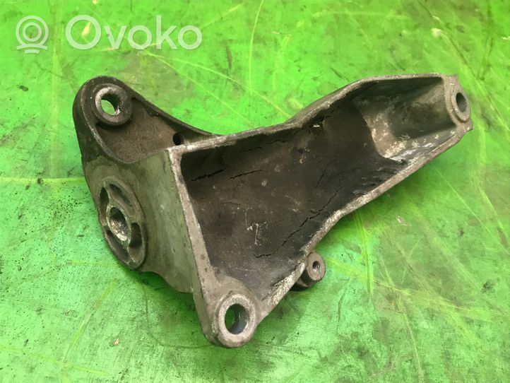 Audi A4 S4 B5 8D Supporto di montaggio scatola del cambio 8D0399114AJ