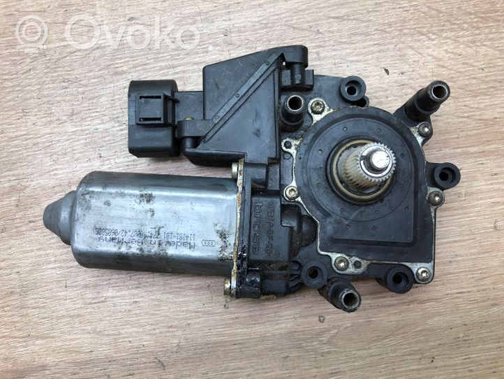 Audi A6 S6 C5 4B Varikliukas priekinio langų pakėlėjo 4B0959801E