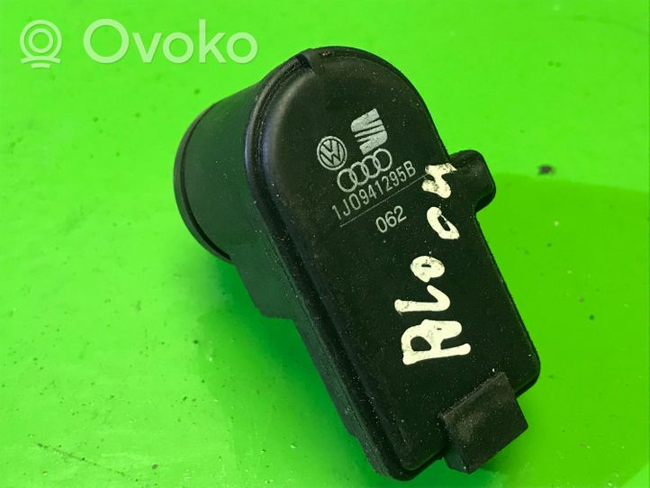 Volkswagen Polo IV 9N3 Headlight level adjustment motor 1J0941295B