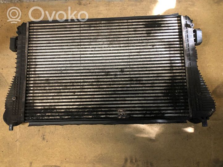 Volkswagen Jetta V Prowadnica powietrza intercoolera 1K0145803AN