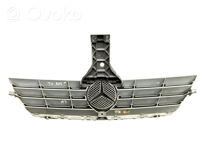 Mercedes-Benz C W203 Grotelės priekinės A2038800383