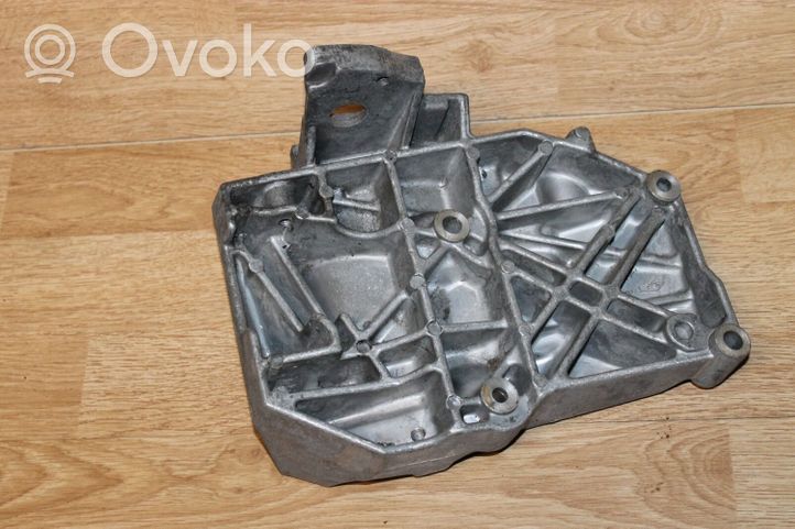 Volkswagen PASSAT B5.5 Uchwyt / Mocowanie sprężarki klimatyzacji 038260885C