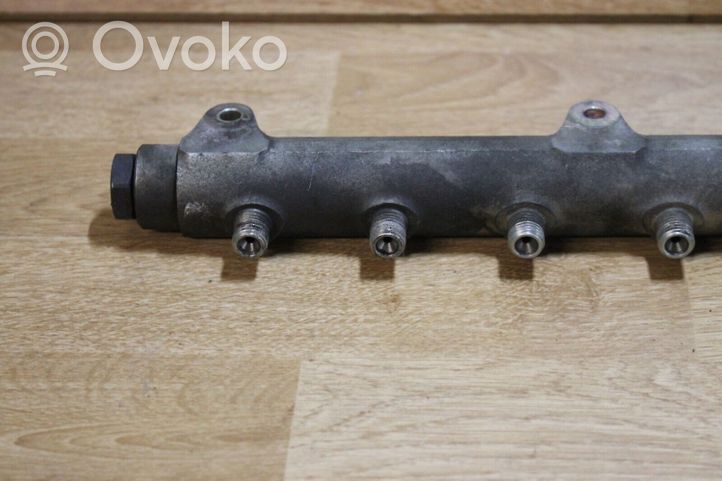 Volvo V70 Fuel distributor 8658252