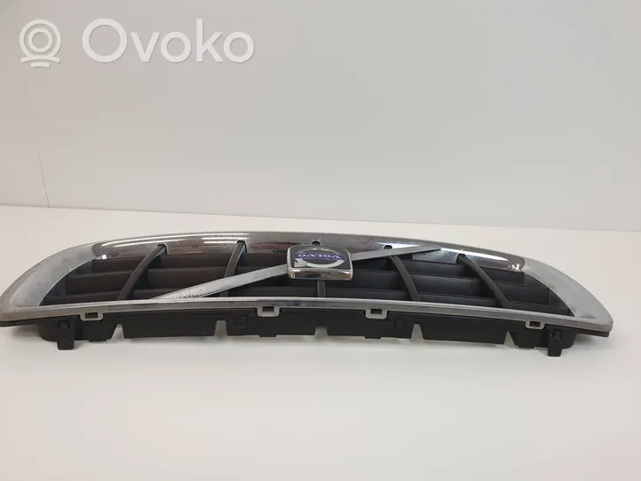 Volvo XC70 Grotelės viršutinės 30678682