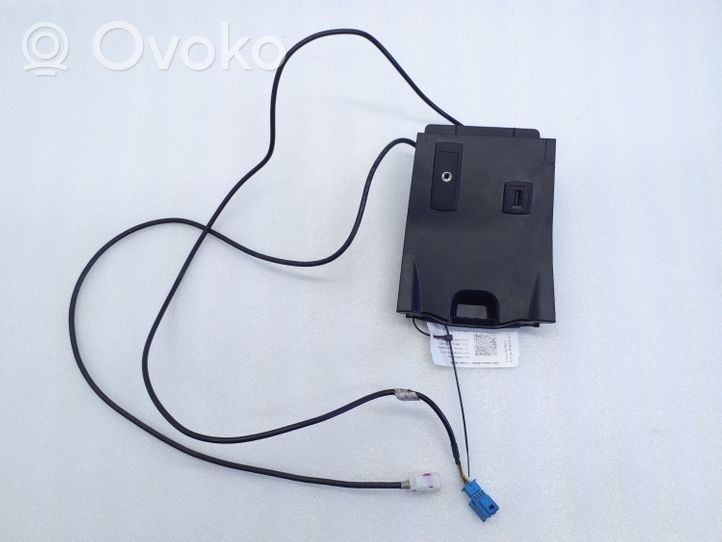 Mercedes-Benz B W246 W242 USB-pistokeliitin A2468230411