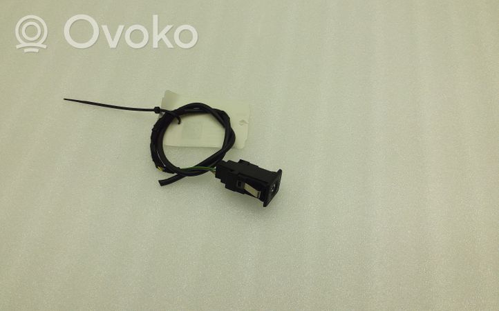 Volkswagen PASSAT B7 Connettore plug in AUX 5M0035724