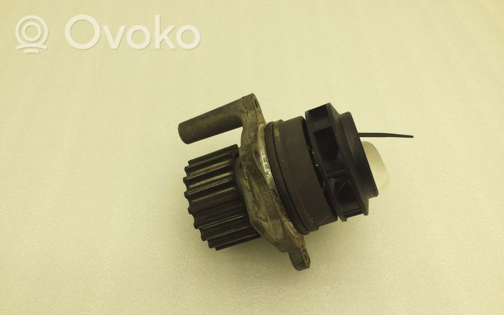 Volkswagen PASSAT B7 Pompe de circulation d'eau 03L121031B