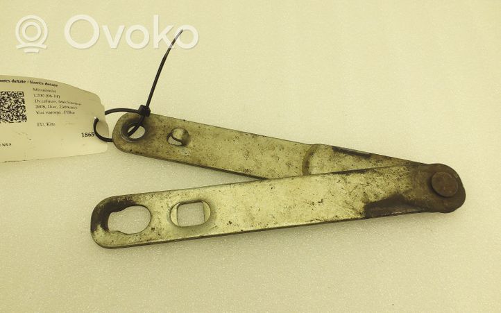 Mitsubishi L200 Tailgate hinge 