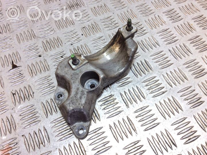 Ford Fiesta Vetoakselin tukilaakerin kiinnike C1B73K305AB