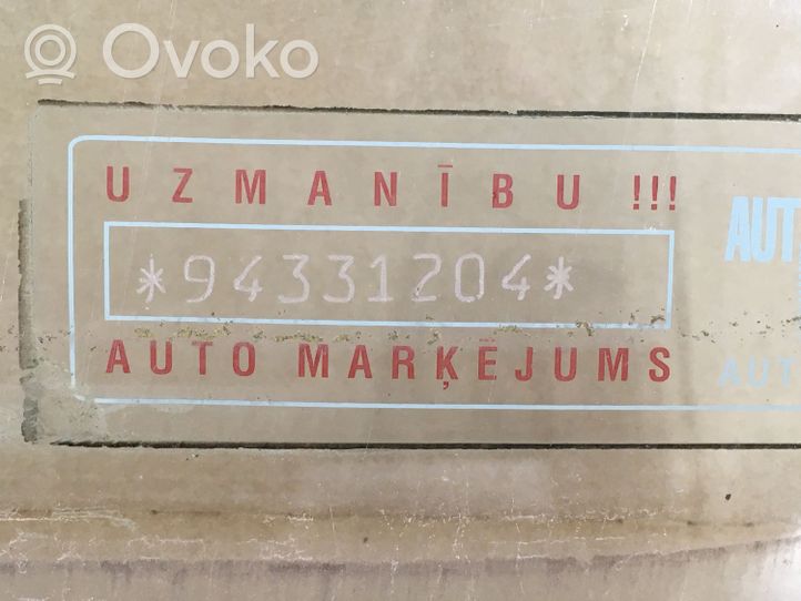 Citroen Berlingo priekšējo durvju stikls (četrdurvju mašīnai) 94331204