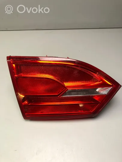 Volkswagen Jetta IV Lampy tylnej klapy bagażnika 5C6945093