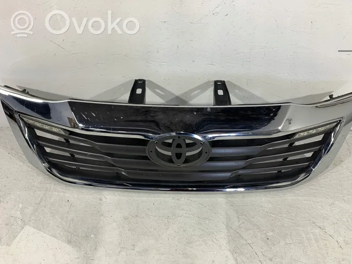 Toyota Hilux (AN10, AN20, AN30) Grille calandre supérieure de pare-chocs avant 