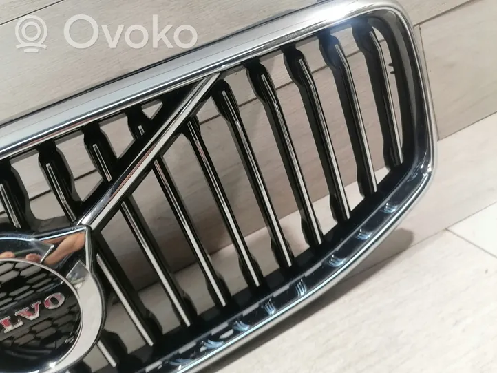 Volvo XC60 Grotelės viršutinės 31425535